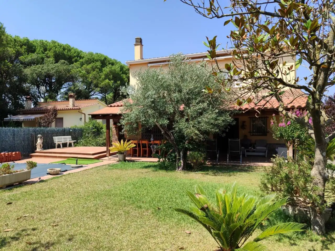 Chalet con piscina en venta en Calle Pineda 22