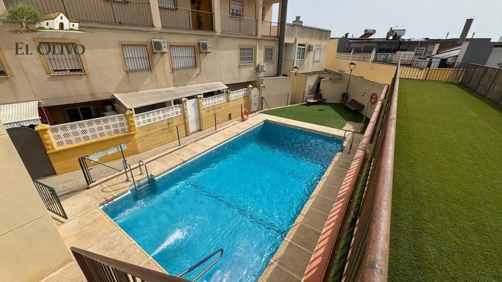 Piscina de Casa adosada en venda en Almería