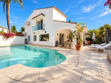Casa aparellada amb piscina en venda a Milla de Oro