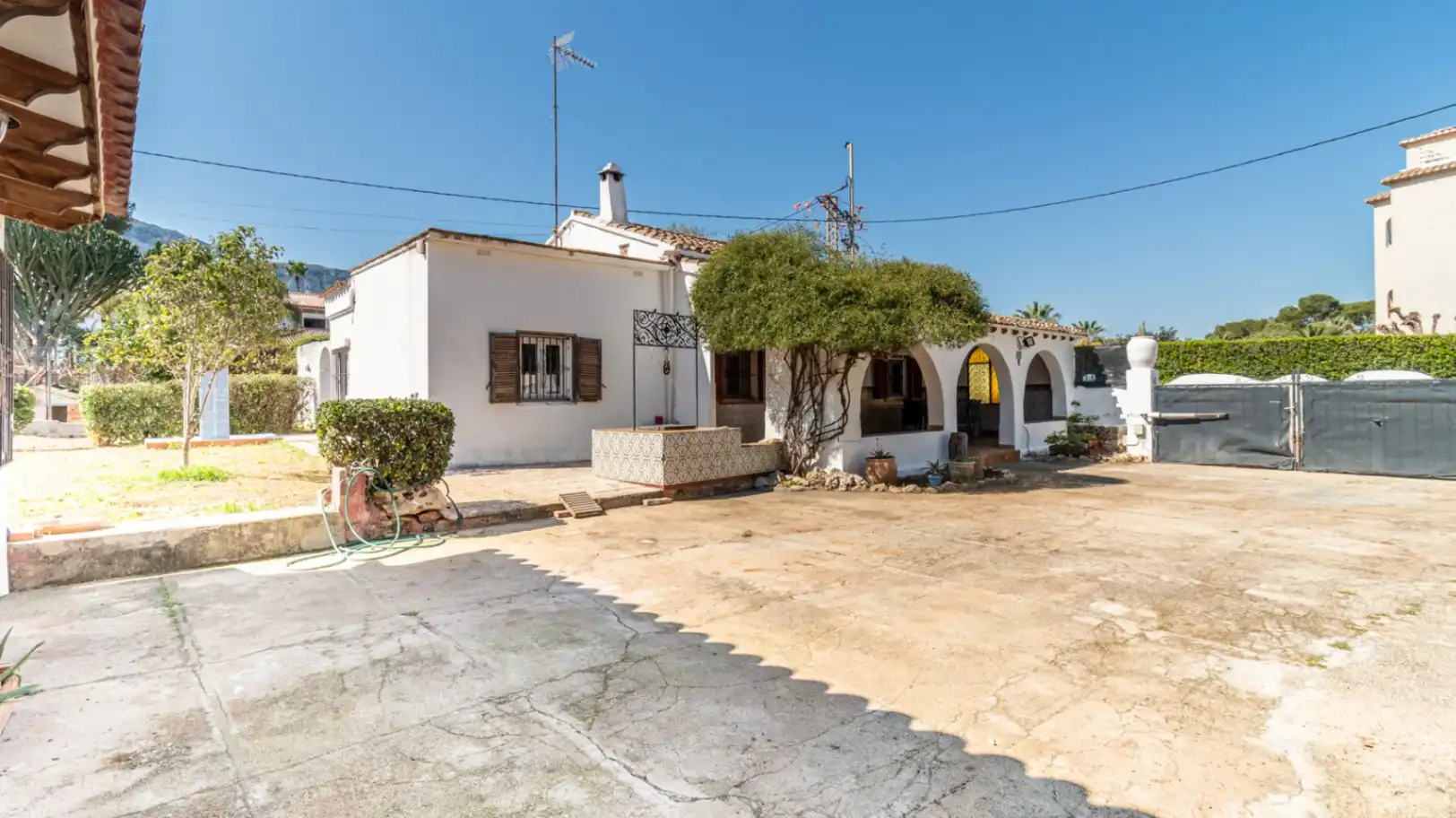 Außenansicht von Haus oder Chalet zum Verkauf in Dénia mit Privatgarten, Terrasse und Abstellraum