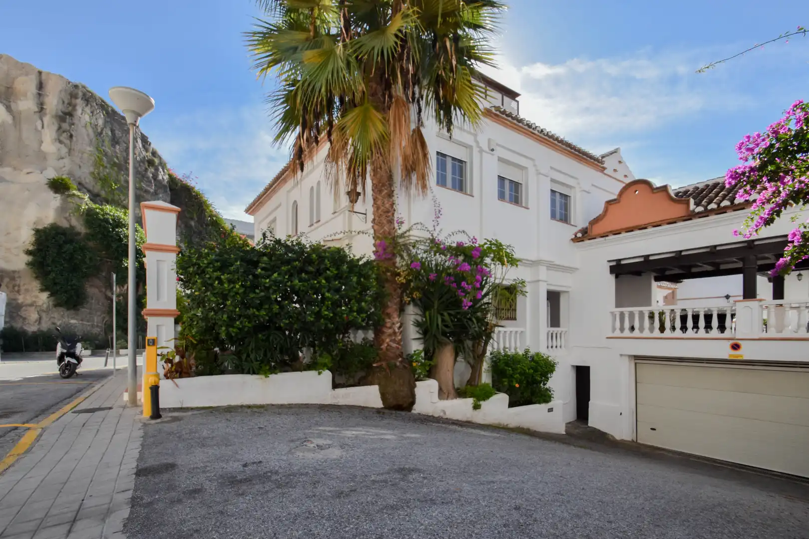 Außenansicht von Wohnungen zum Verkauf in Almuñécar mit Klimaanlage, Terrasse und Möbliert