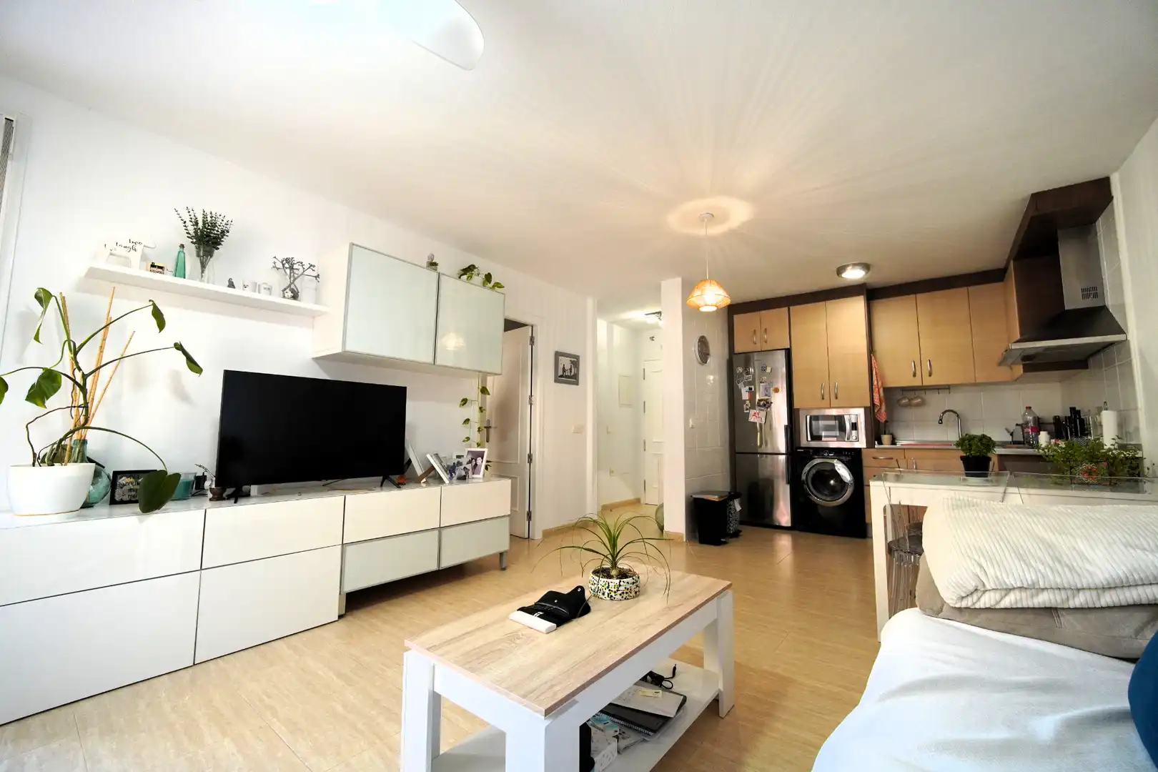 Sala de estar de Apartamento en venta en Roquetas de Mar con Terraza y Piscina comunitaria