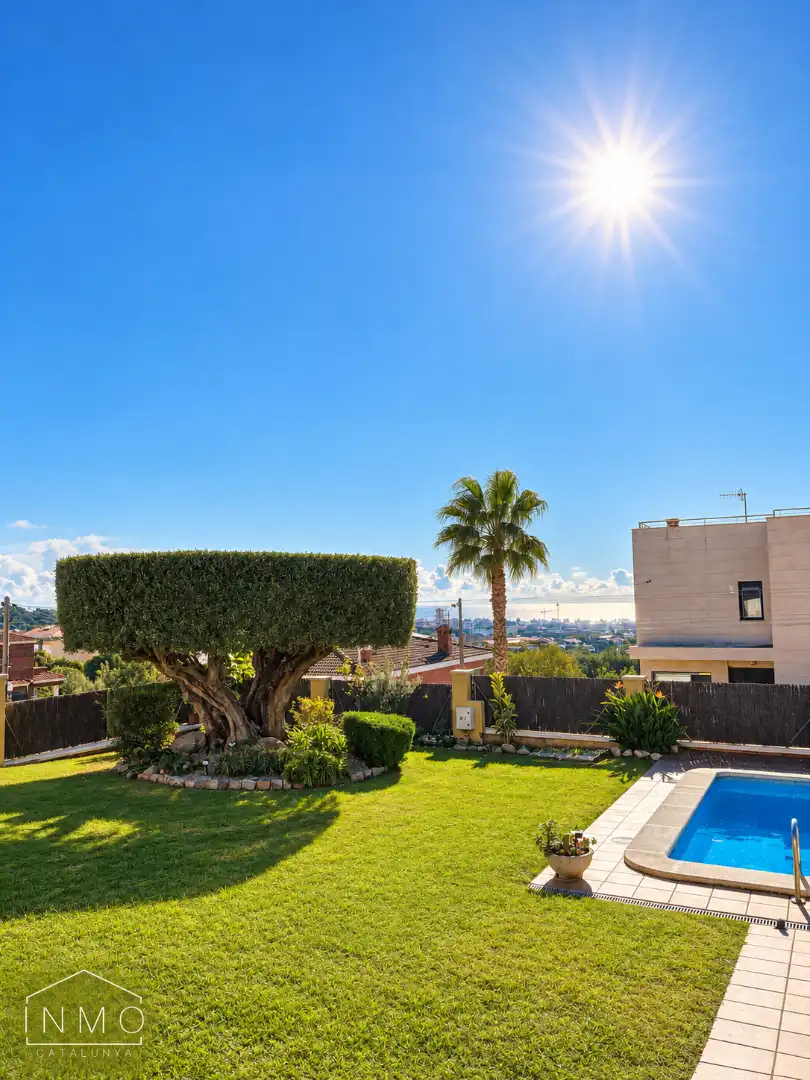 Vista exterior de Casa o xalet en venda en Ciutat Jardí Bonanova