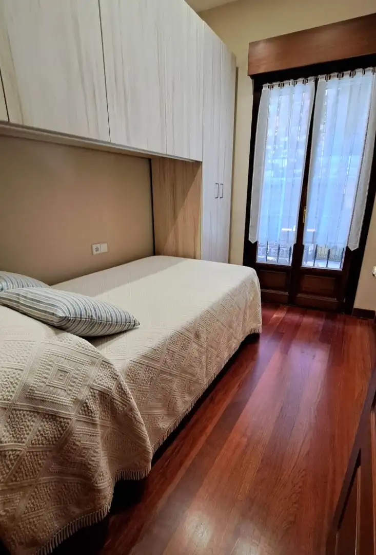 Schlafzimmer von Wohnung zur Miete in Gijón  mit Heizung, Parkett und Möbliert