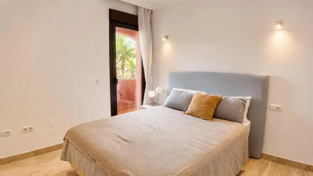 Dormitori de Apartament de lloguer en Estepona amb Aire condicionat, Terrassa i Traster