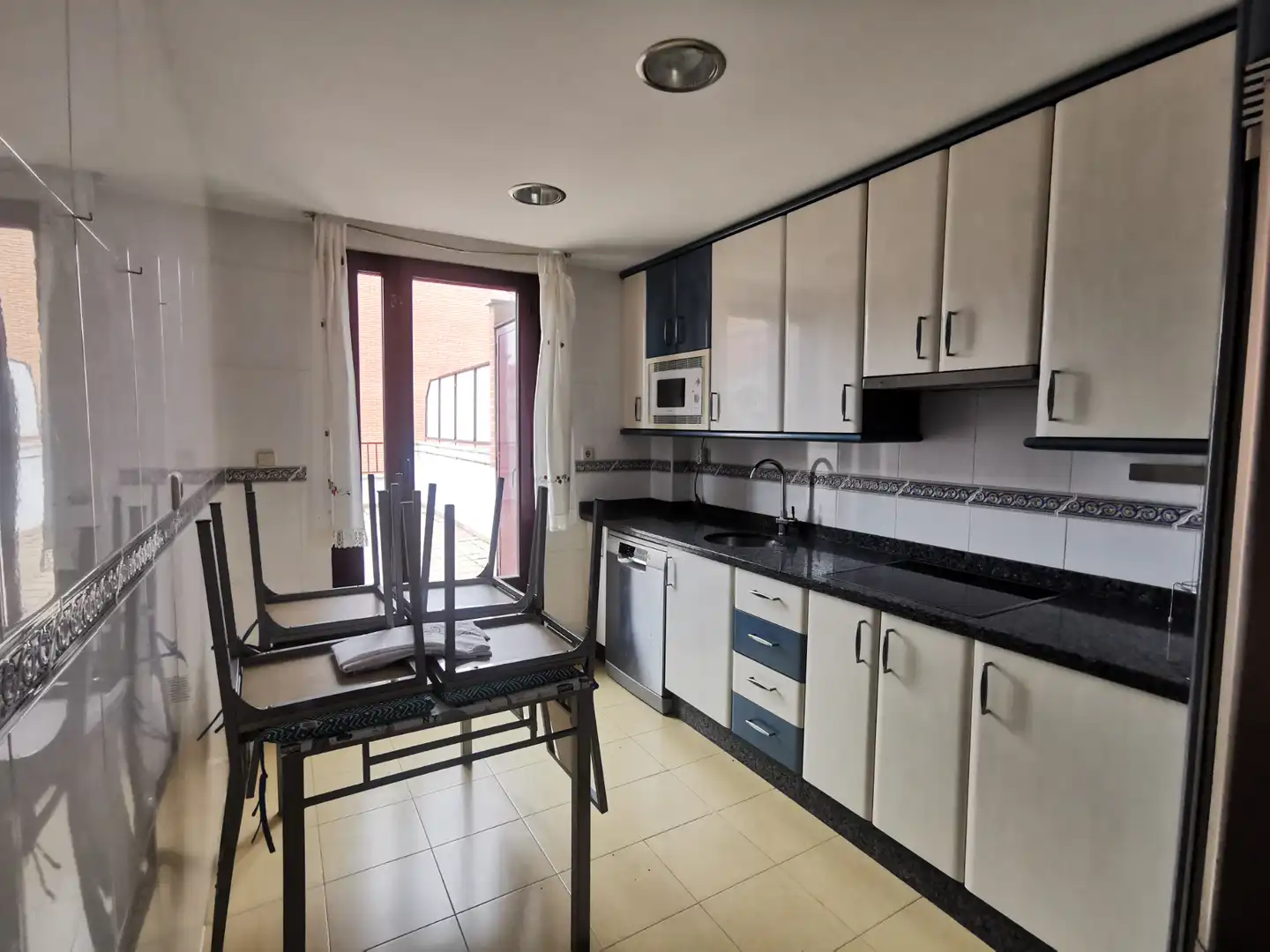 Casa aparellada amb terrassa en venda a Calle Rafael Lapesa, imagen 8