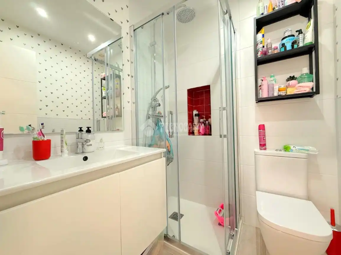 Bathroom of Flat for sale in Madrid  with Air Conditioner and Heating