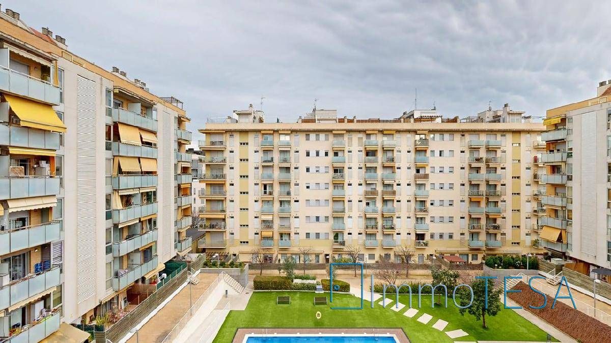 Vista exterior de Pis en venda en Barberà del Vallès amb Aire condicionat, Calefacció i Parquet