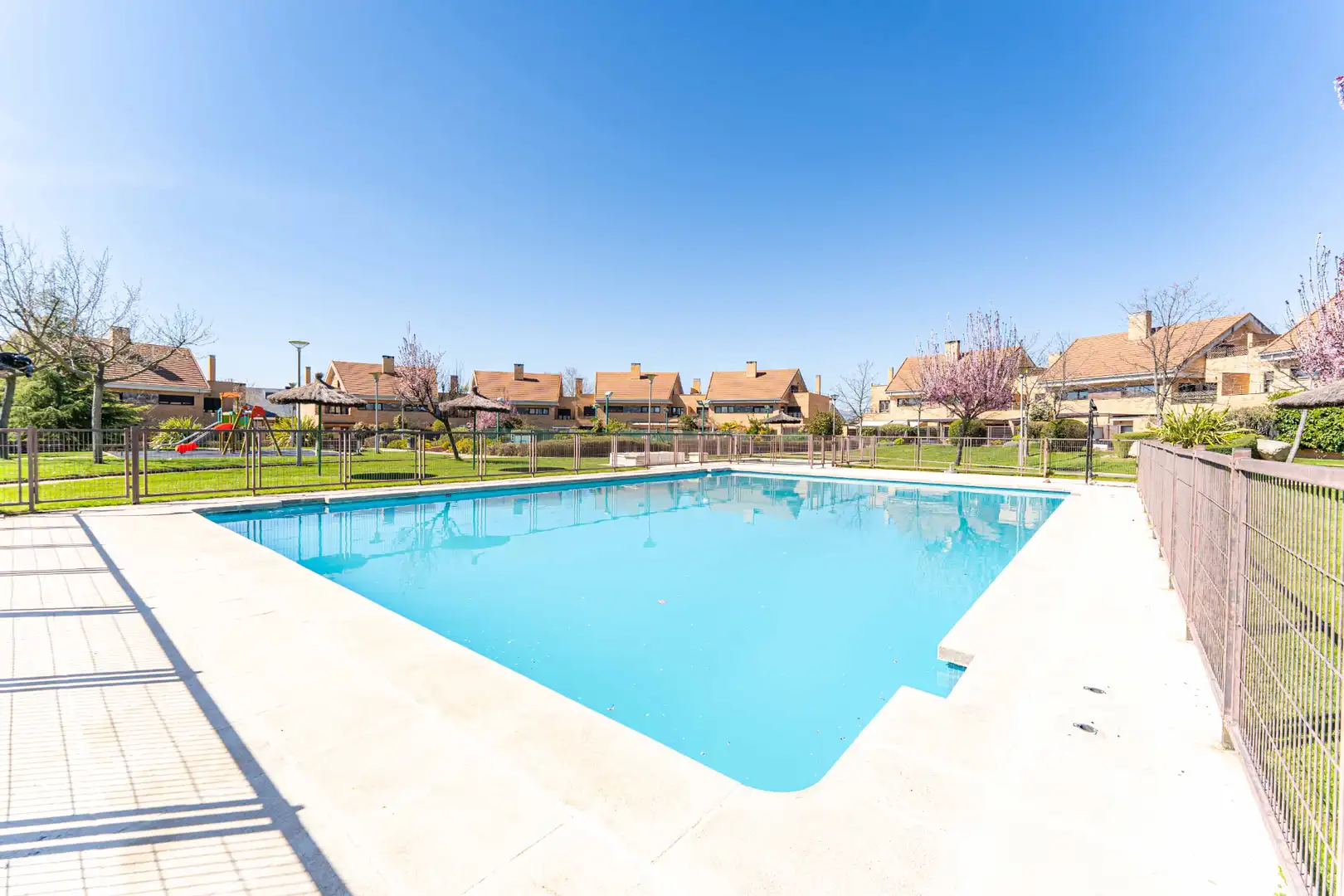 Piscina de Casa adosada en venda en Torrelodones amb Aire condicionat, Calefacció i Jardí privat