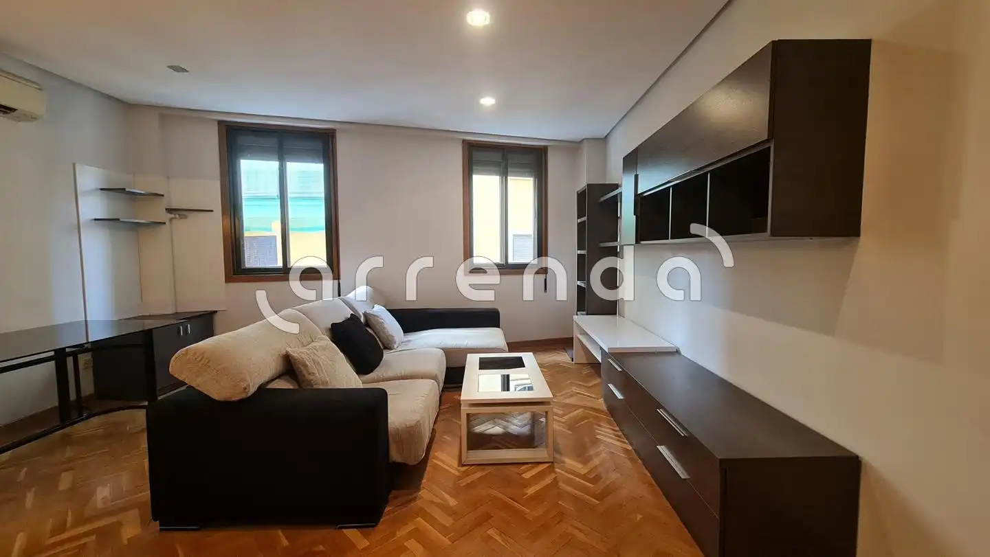 Wohnzimmer von Wohnung zur Miete in Madrid mit Klimaanlage, Parkett und Möbliert