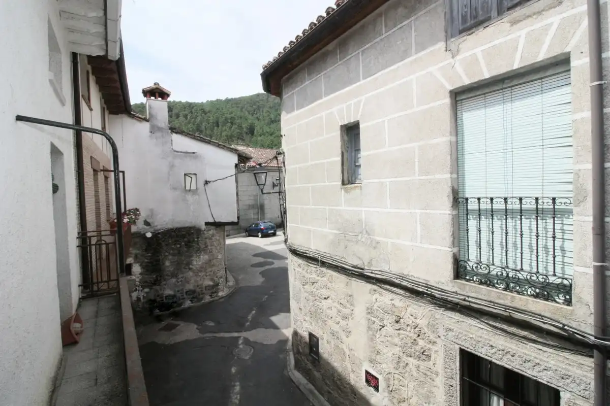 Vista exterior de Casa o xalet en venda en El Hornillo  amb Balcó