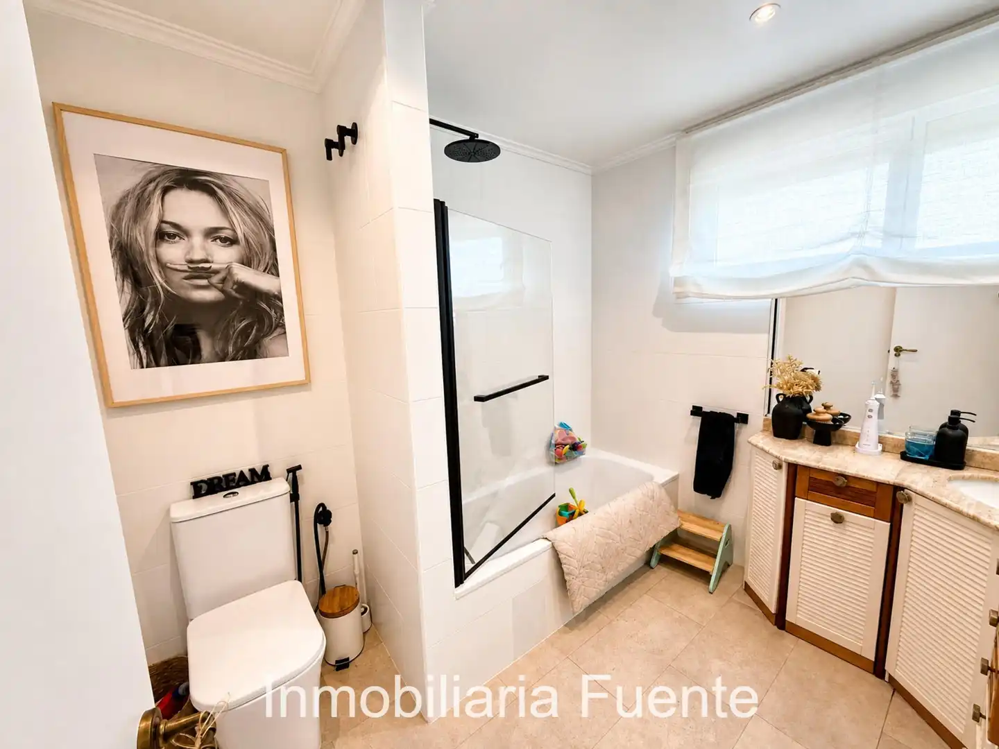 Badezimmer von Einfamilien-Reihenhaus zum Verkauf in Muskiz mit Heizung, Privatgarten und Terrasse