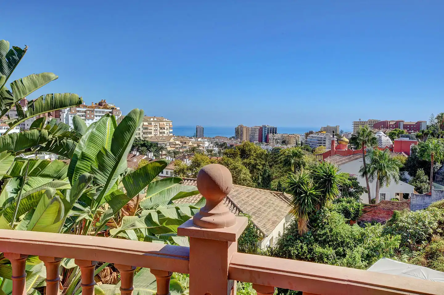 Vista exterior de Casa o xalet en venda en Benalmádena amb Aire condicionat, Jardí privat i Terrassa