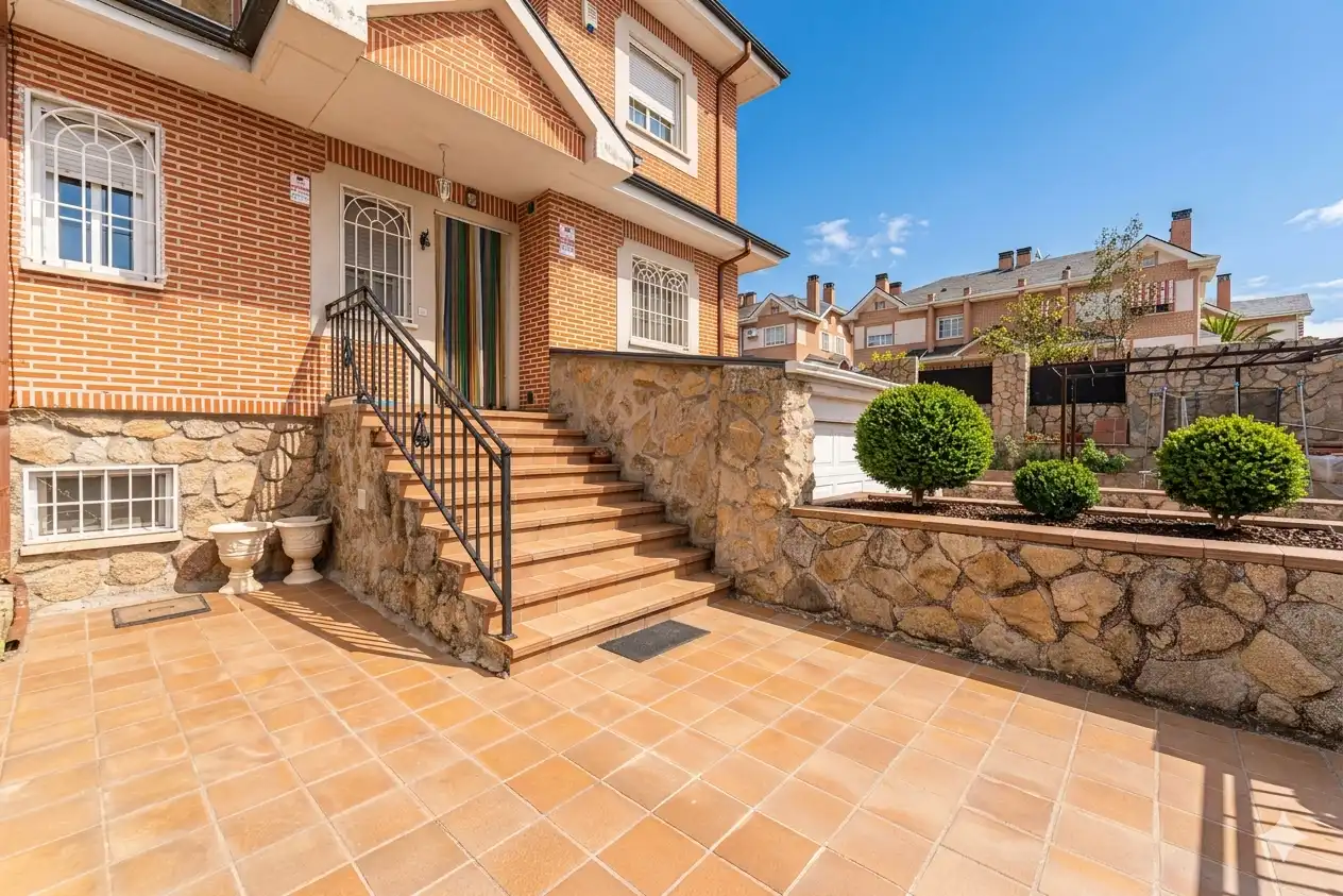 Vista exterior de Casa adosada en venda en Arroyomolinos (Madrid) amb Calefacció, Jardí privat i Moblat