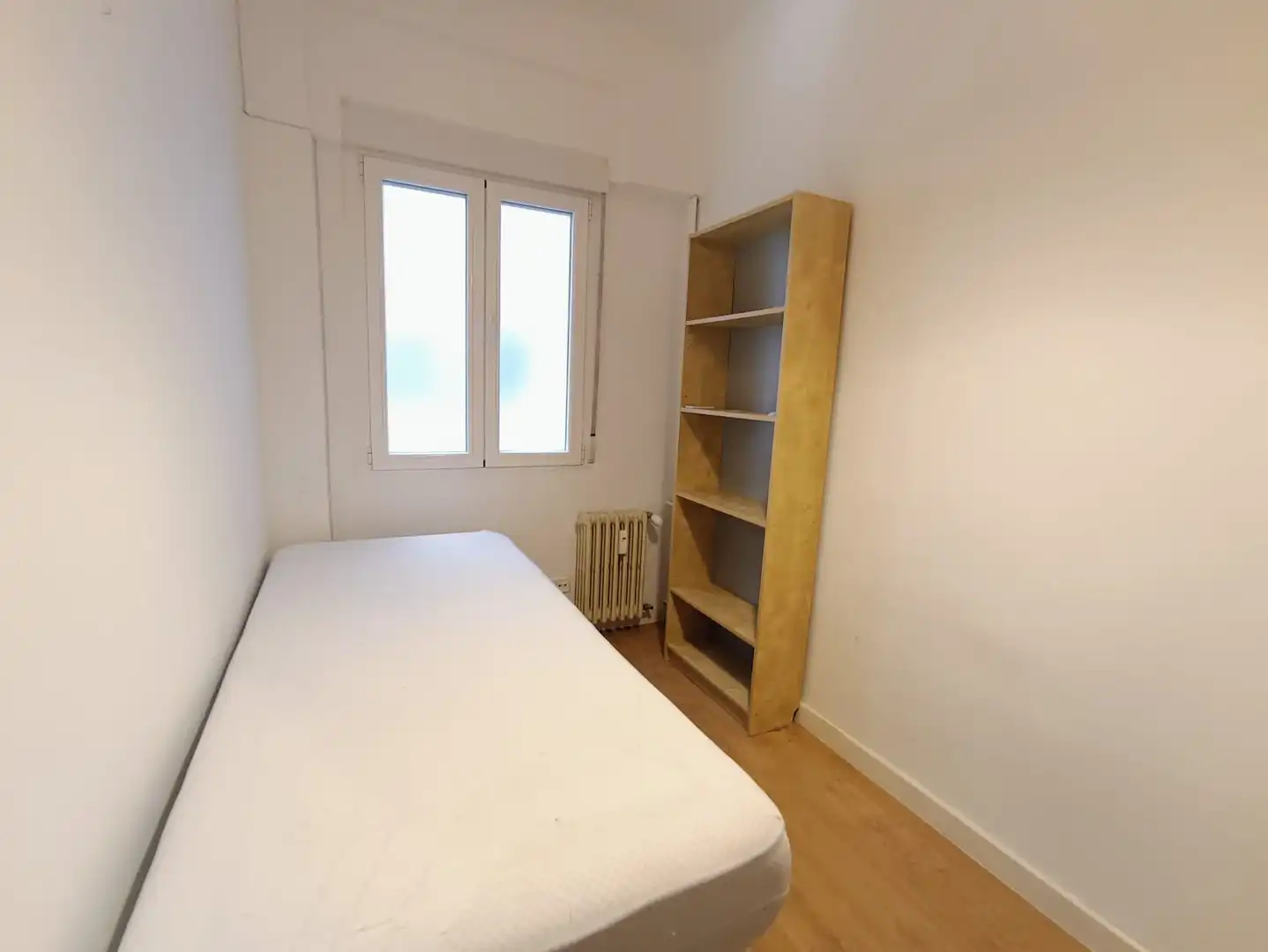 Room in Calle de la Infanta Mercedes, Cuatro Caminos - Azca