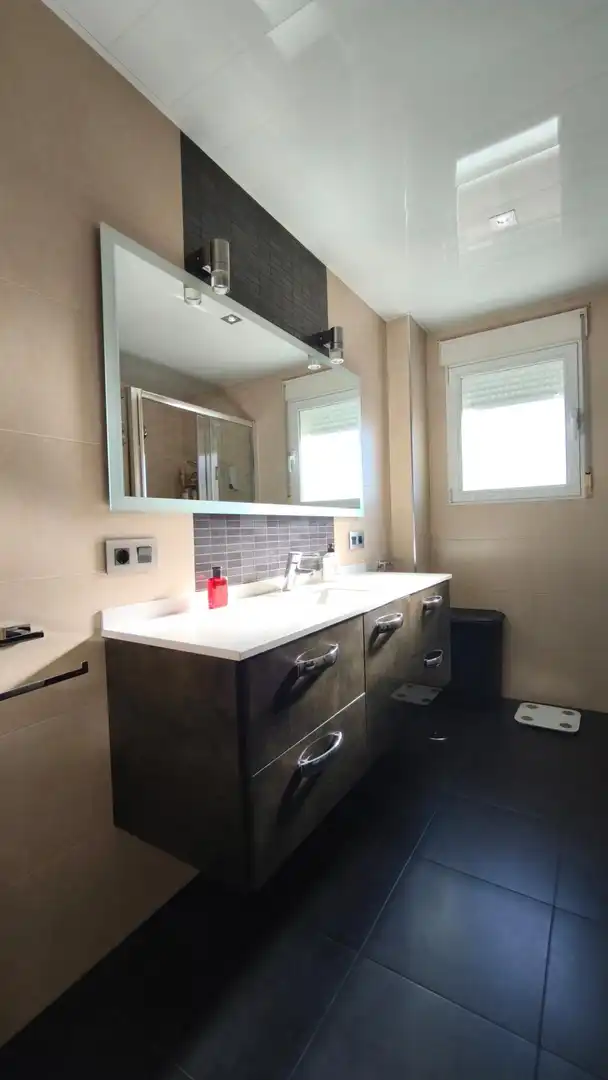 Badezimmer von Einfamilien-Reihenhaus zum Verkauf in Huétor Vega mit Klimaanlage, Heizung und Privatgarten
