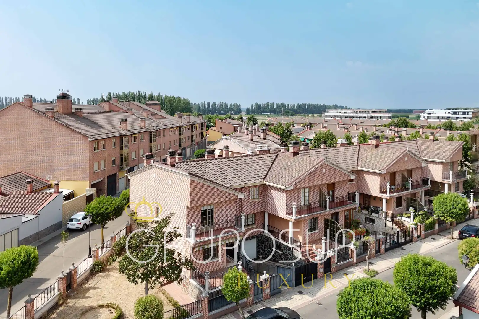 Vista exterior de Casa adosada en venda en Laguna de Duero amb Calefacció, Jardí privat i Parquet