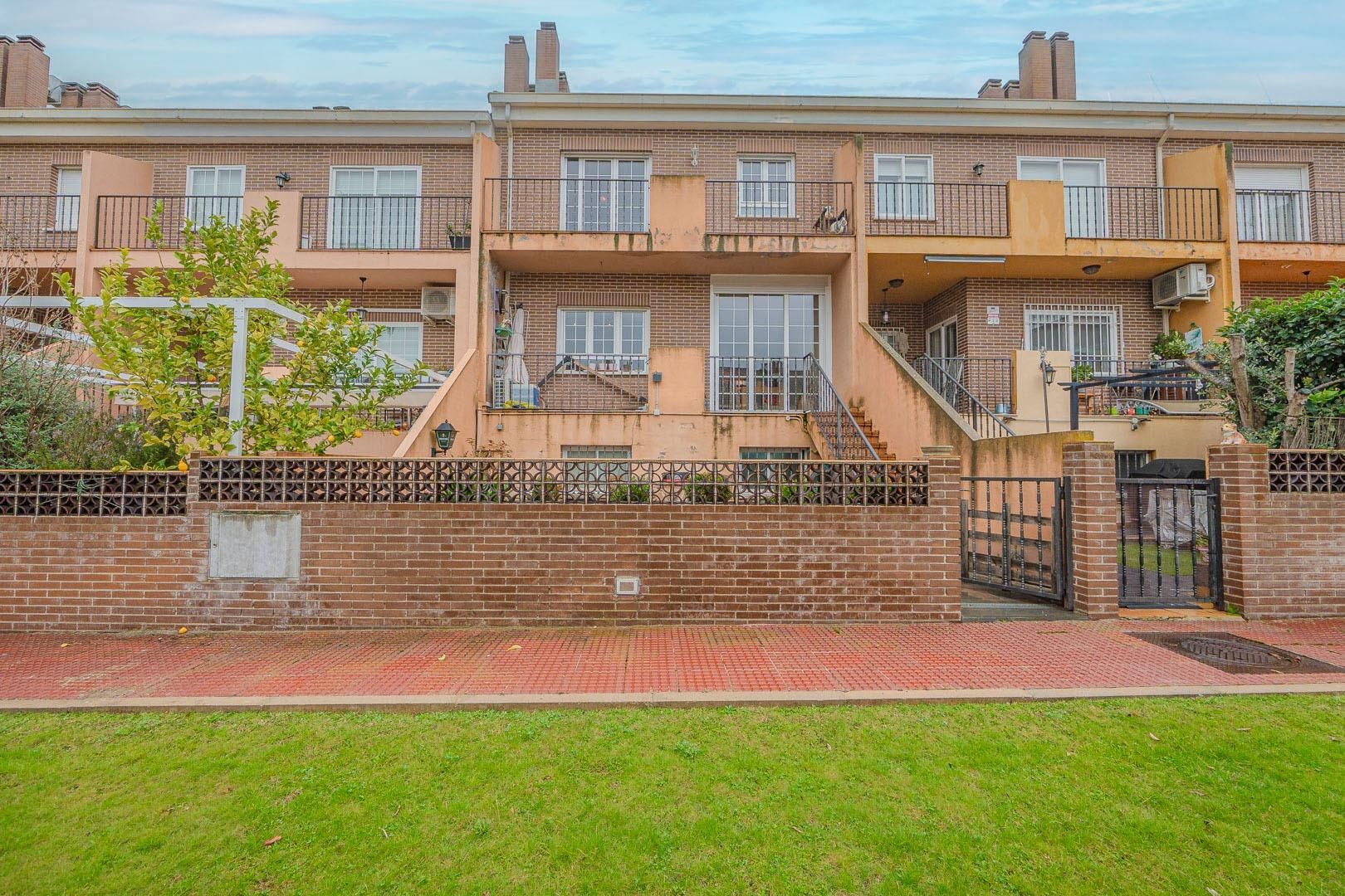 Vista exterior de Casa adosada en venda en Villanueva del Pardillo amb Calefacció, Jardí privat i Terrassa