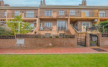 Vista exterior de Casa adosada en venda en Villanueva del Pardillo amb Calefacció, Jardí privat i Terrassa