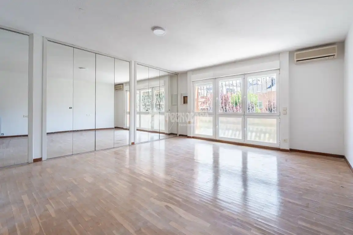 Sala d'estar de Casa adosada en venda en Madrid amb Aire condicionat i Balcó