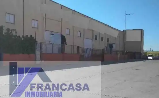 Vista exterior de Nave industrial en venta en Escalonilla