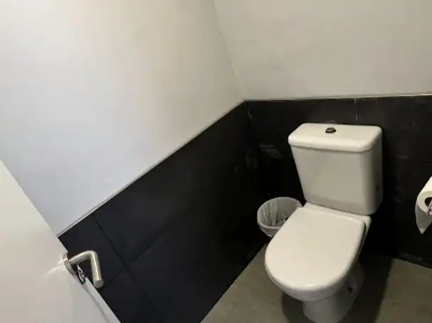 Badezimmer von Büro zum Verkauf in Aranjuez mit Klimaanlage, Heizung und Terrasse