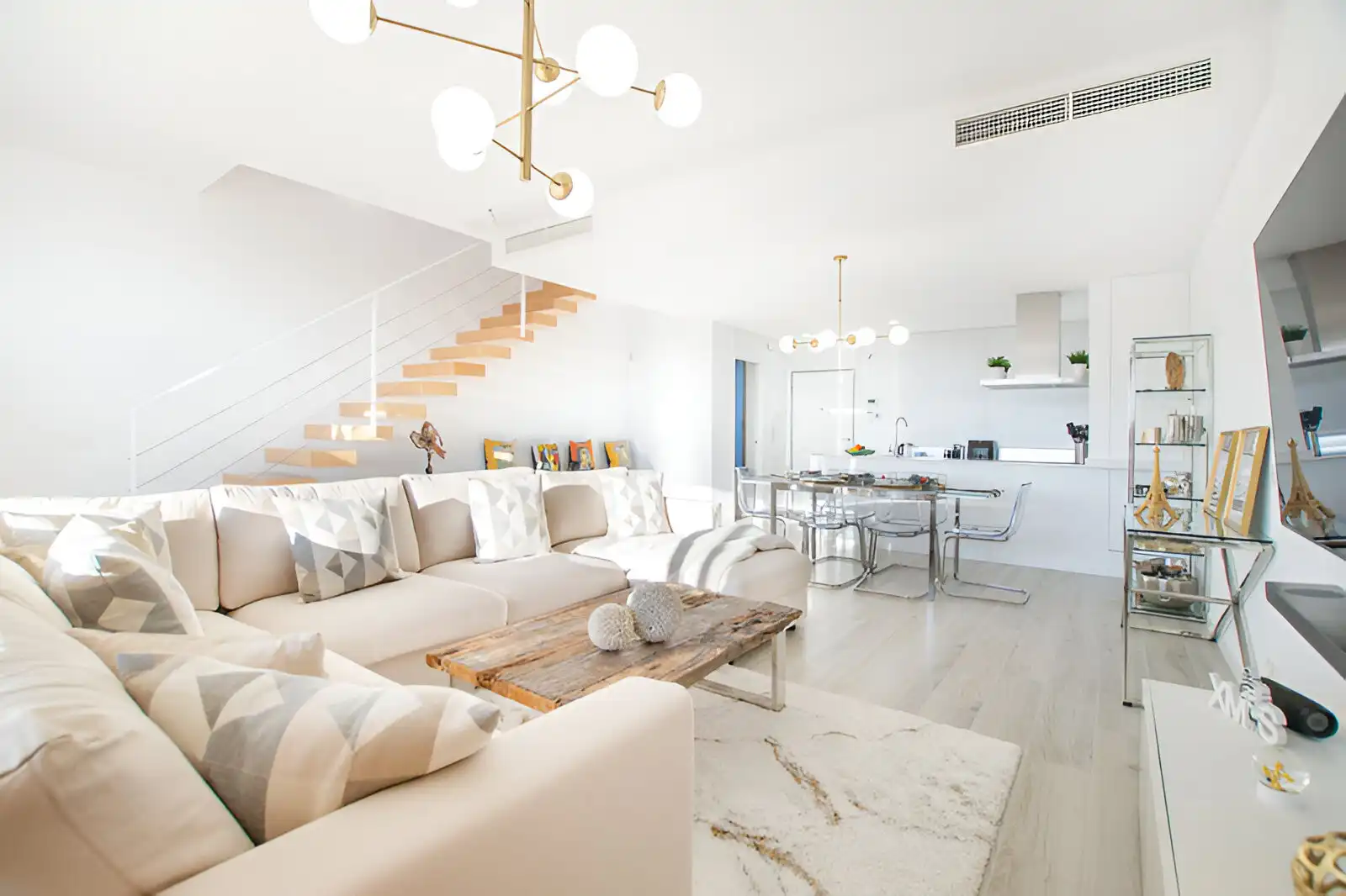 Sala d'estar de Casa adosada en venda en Estepona amb Aire condicionat i Terrassa