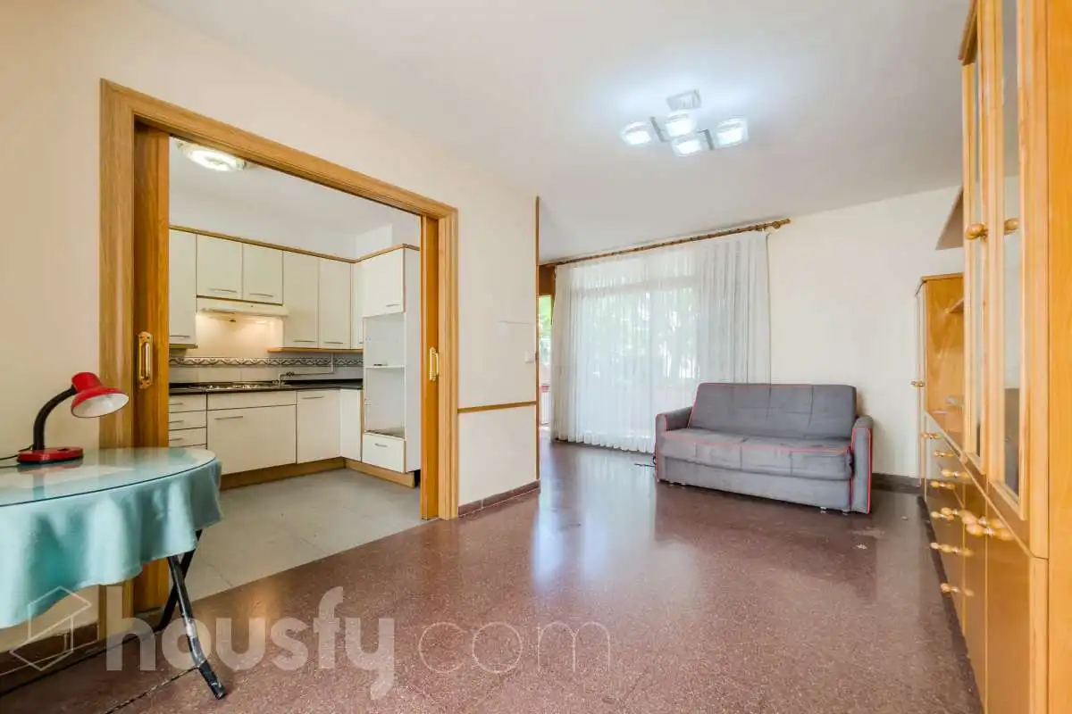 Sala d'estar de Casa o xalet en venda en Barcelona amb Jardí privat, Terrassa i Traster