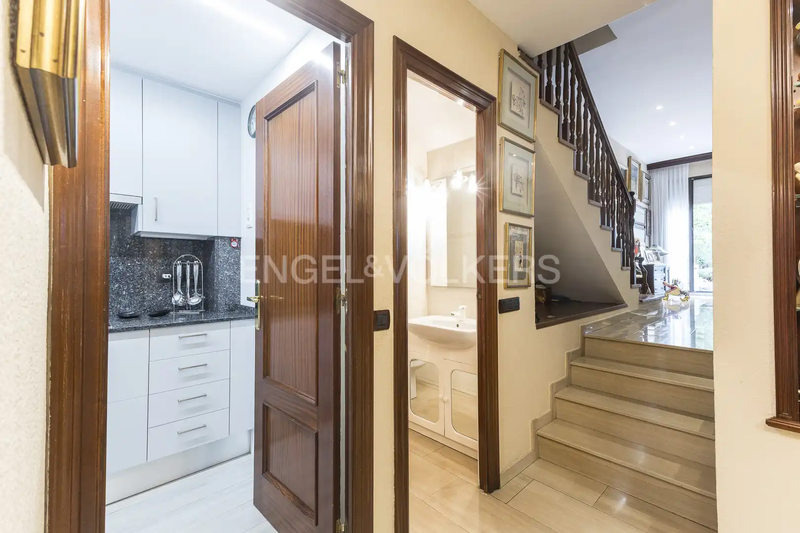 Einfamilien-Reihenhaus zum Verkauf in Barcelona mit Heizung, Privatgarten und Parkett