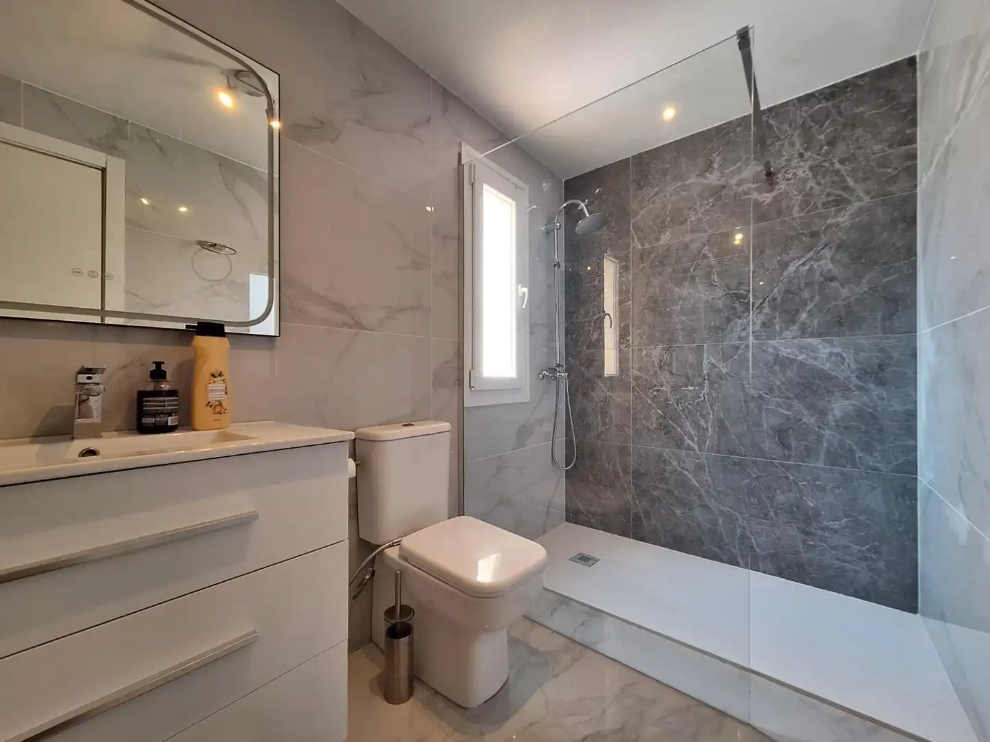 Baño de Casa adosada de alquiler en Fuengirola con Terraza, Trastero y Piscina comunitaria