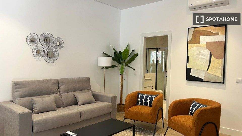 Living room of Flat to rent in  Madrid Capital  with Air Conditioner, Heating and Furnished