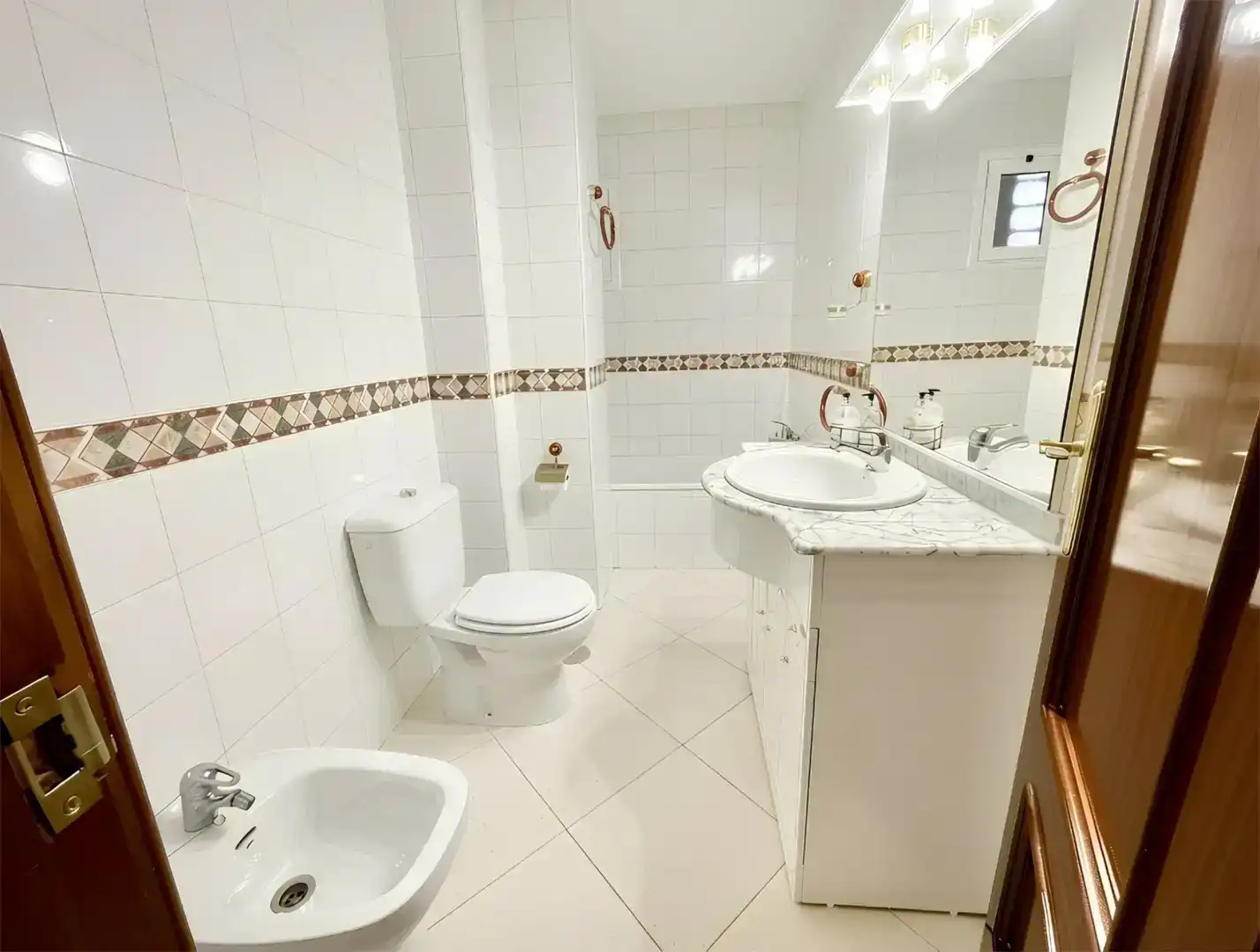 Badezimmer von Wohnung zur Miete in Málaga mit Klimaanlage