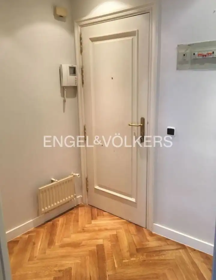 Wohnung zur Miete in  Madrid Capital mit Klimaanlage, Heizung und Privatgarten