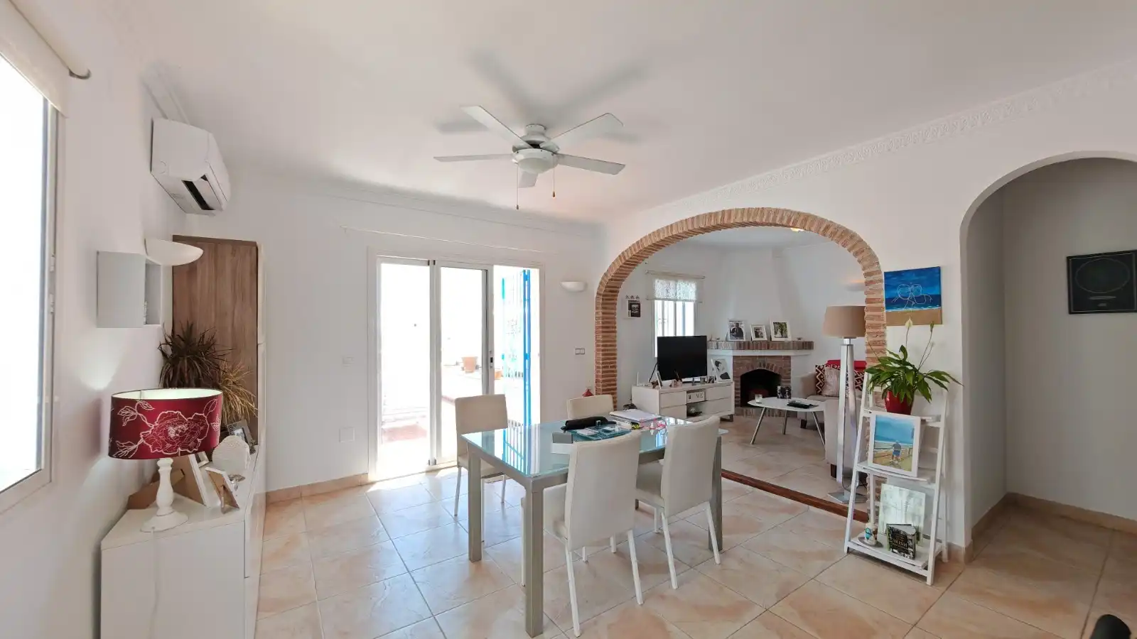 Sala d'estar de Casa o xalet en venda en Torrox amb Aire condicionat, Terrassa i Moblat