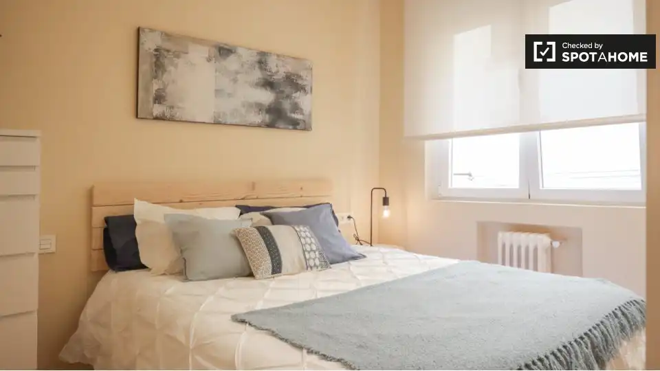 Schlafzimmer von Wohnung zur Miete in Madrid mit Klimaanlage, Heizung und Möbliert