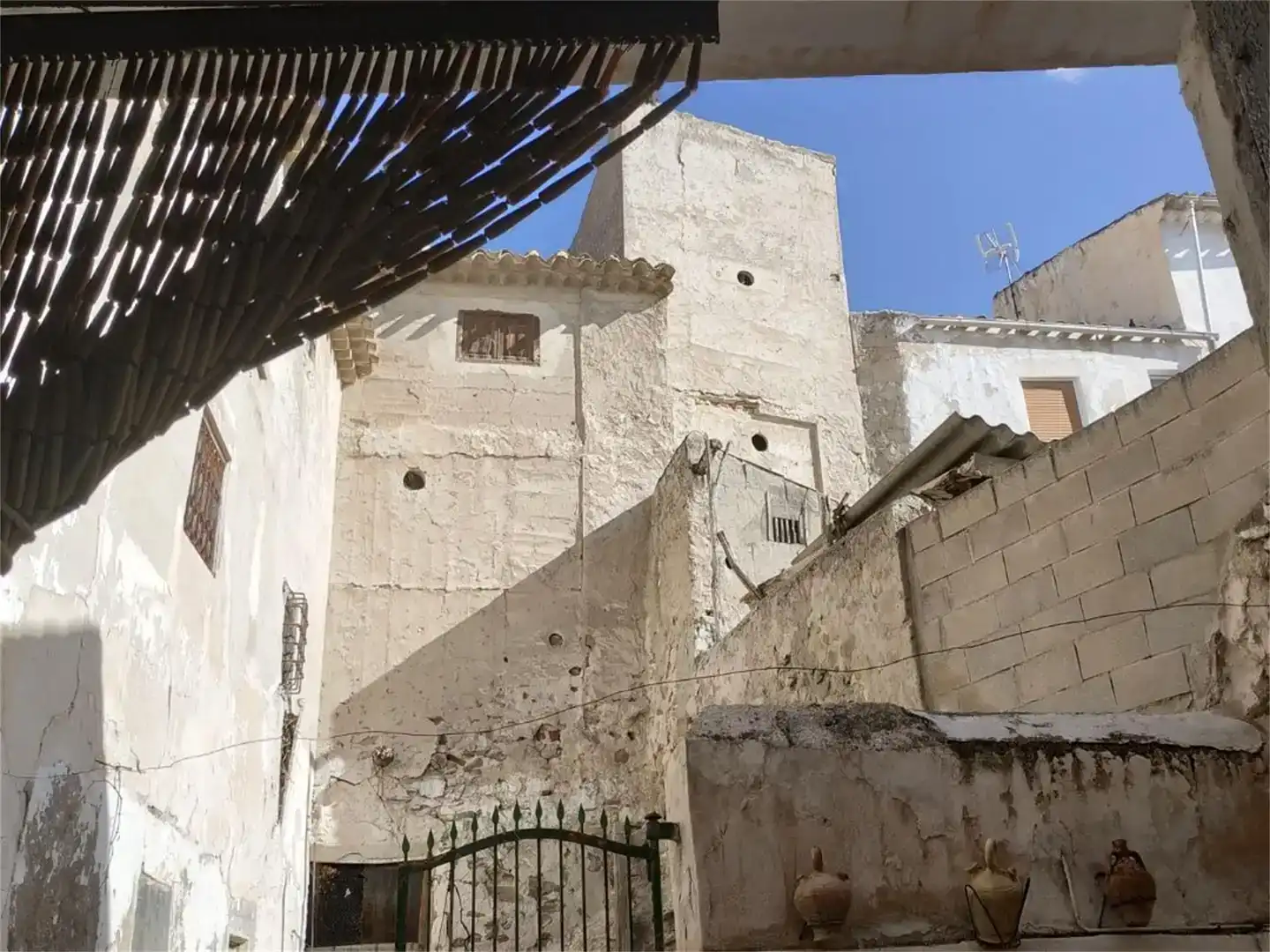 Vista exterior de Casa adosada en venda en Galera amb Moblat i Balcó