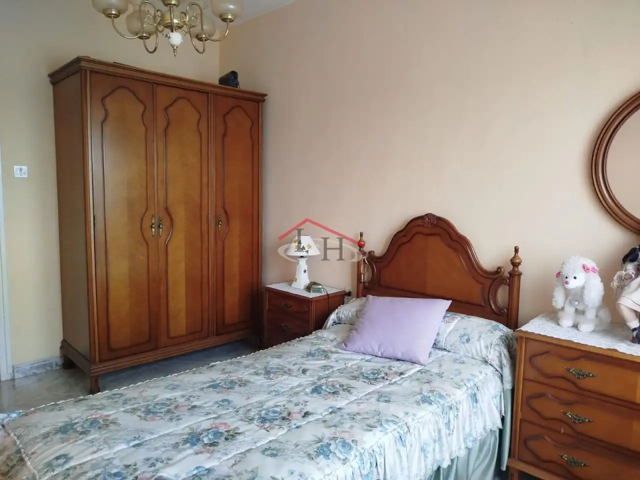 Dormitori de Casa o xalet en venda en León Capital  amb Calefacció, Terrassa i Balcó