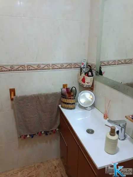 Bany de Casa adosada en venda en Linares amb Calefacció, Traster i Piscina