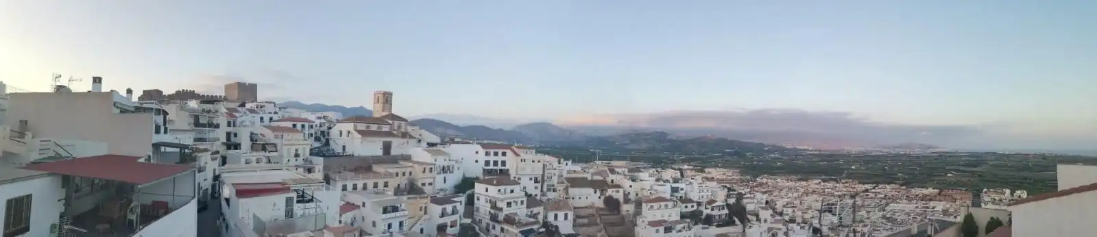 Vista exterior de Casa adosada en venda en Salobreña amb Terrassa