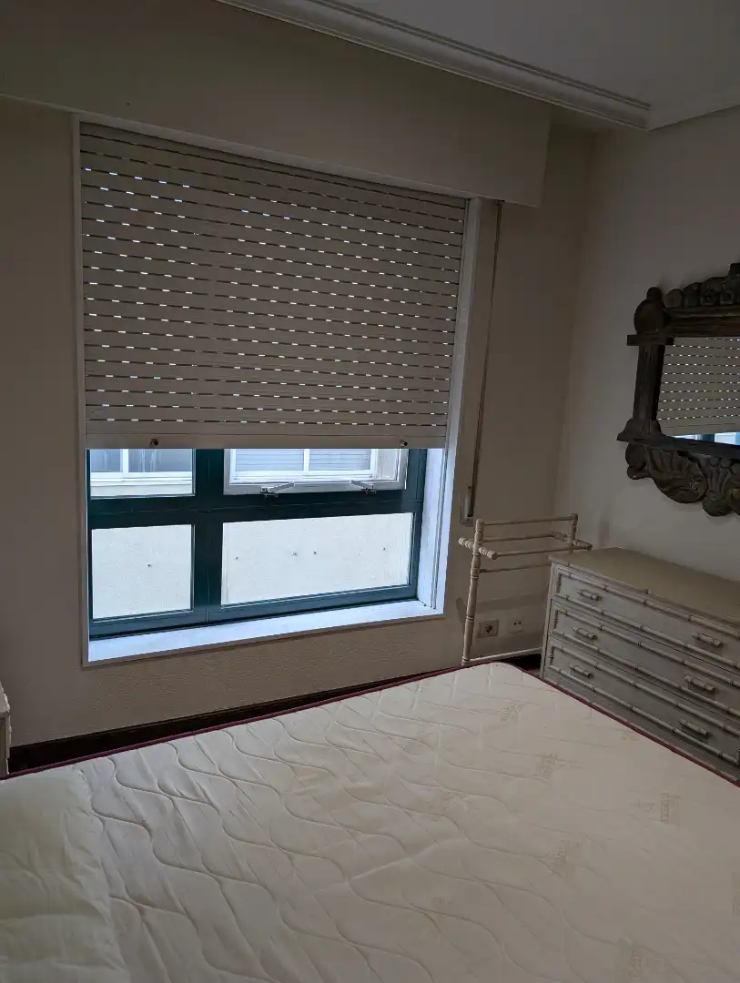 Dormitori de Apartament en venda en Pontevedra Capital  amb Calefacció, Parquet i Moblat