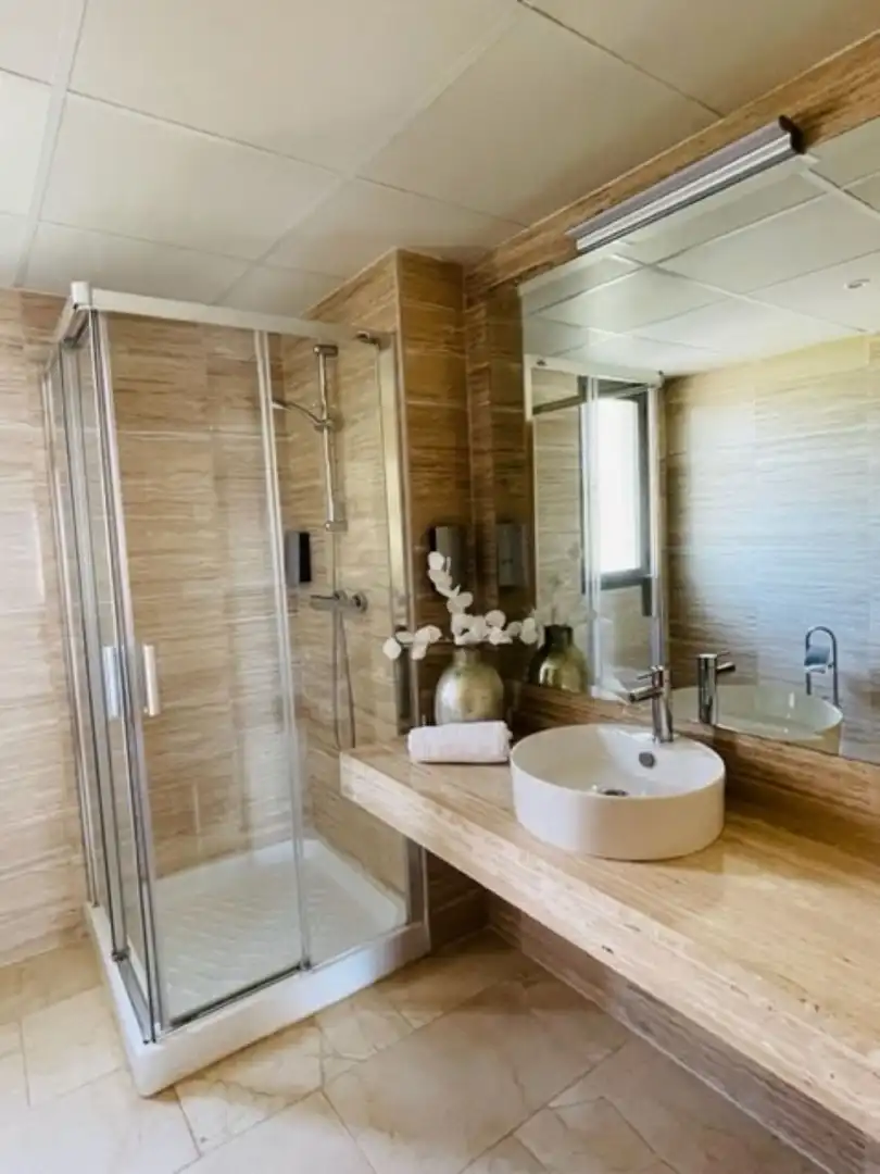 Badezimmer von Dachboden zum Verkauf in Benahavís mit Terrasse, Möbliert und Internet