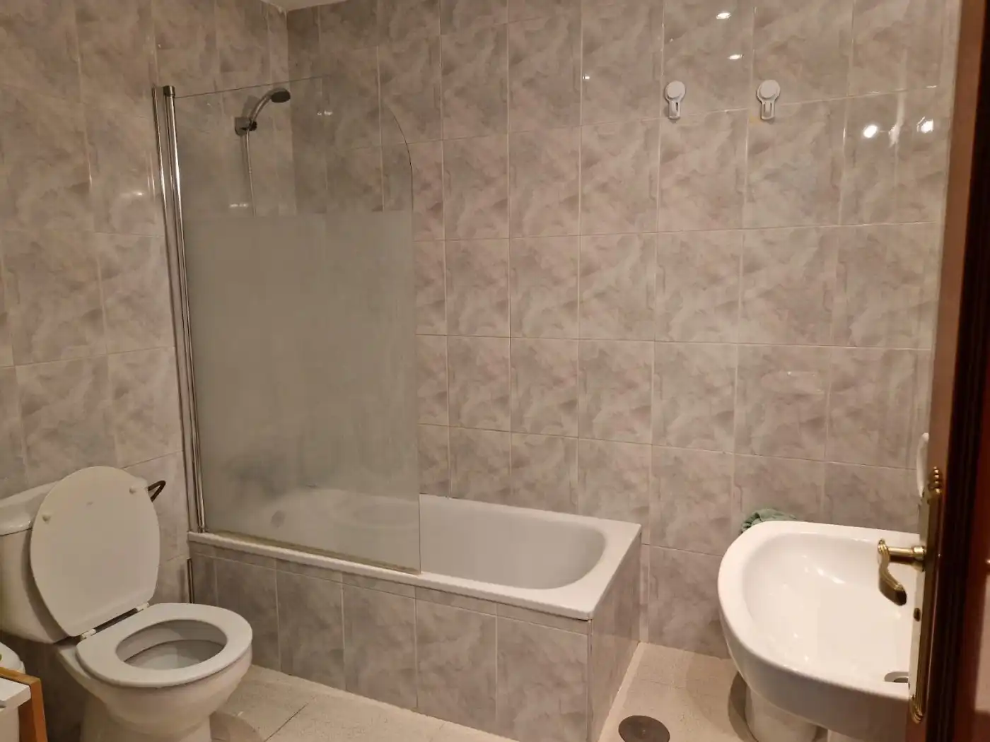 Badezimmer von Wohnung zur Miete in Granada mit Möbliert