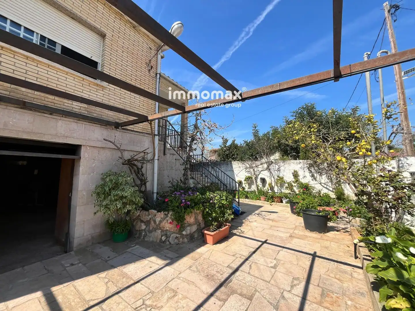 Vista exterior de Casa o xalet en venda en Vilanova i la Geltrú amb Aire condicionat, Calefacció i Jardí privat