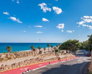 Vista exterior de Casa o xalet en venda en Mont-roig del Camp amb Aire condicionat i Terrassa