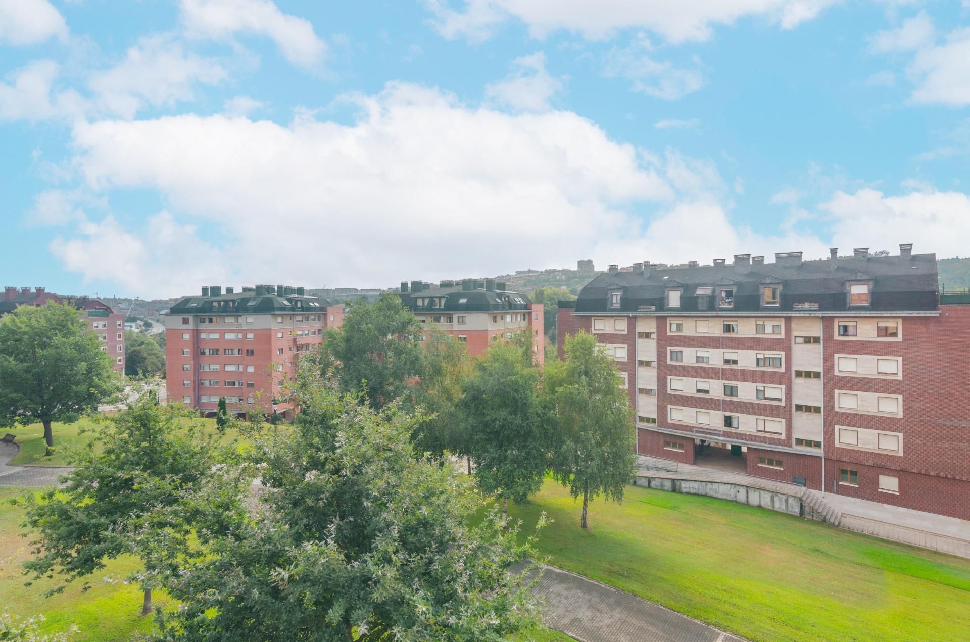 Vista exterior de Pis en venda en Oviedo  amb Calefacció i Jardí privat
