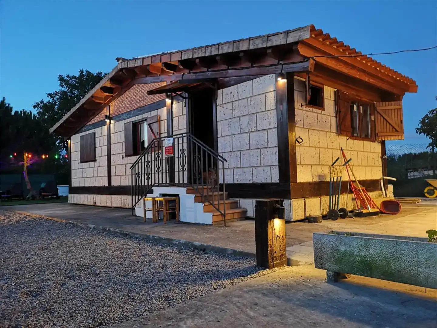 Außenansicht von Haus oder Chalet zum Verkauf in Cihuri mit Schwimmbad und Balkon