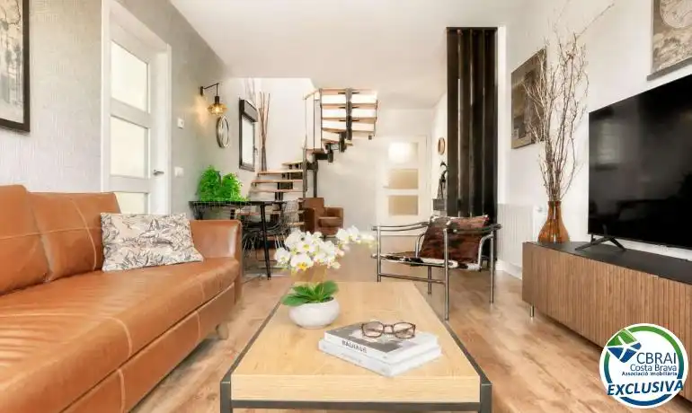 Sala d'estar de Àtic en venda en Figueres amb Terrassa i Balcó