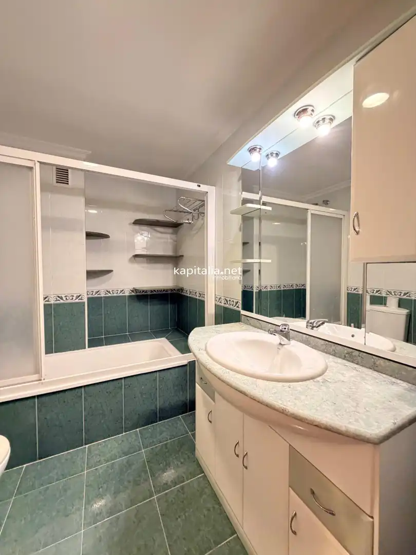 Bathroom of Flat for sale in Alcoy / Alcoi  with Air Conditioner, Heating and Private garden
