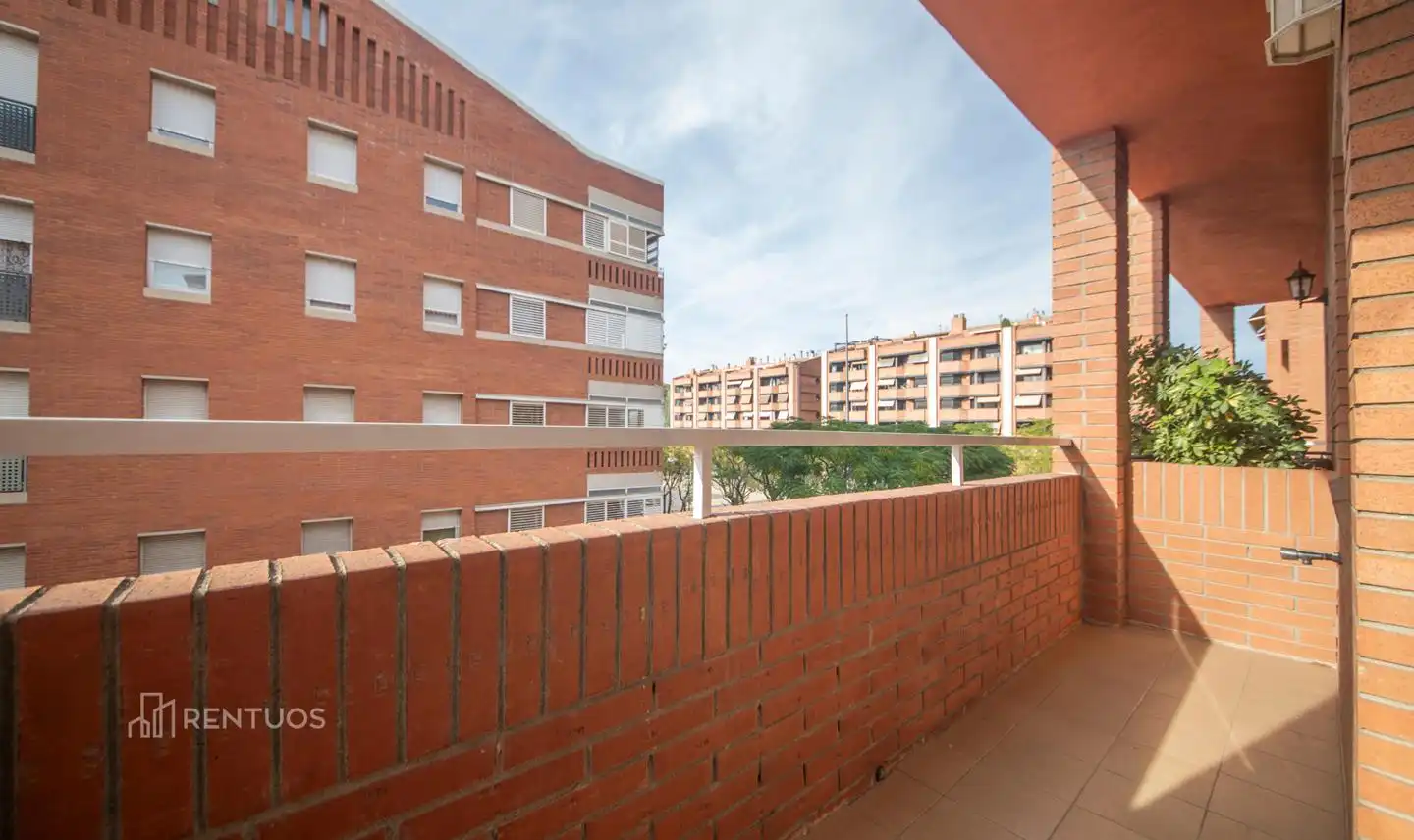 Außenansicht von Wohnung zur Miete in Sant Joan Despí mit Parkett, Abstellraum und Möbliert