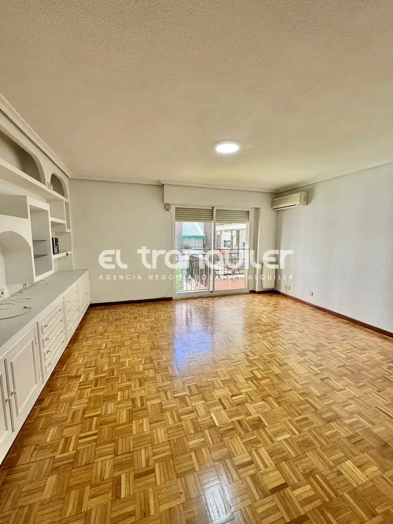 Schlafzimmer von Wohnung zur Miete in Madrid mit Klimaanlage, Parkett und Terrasse